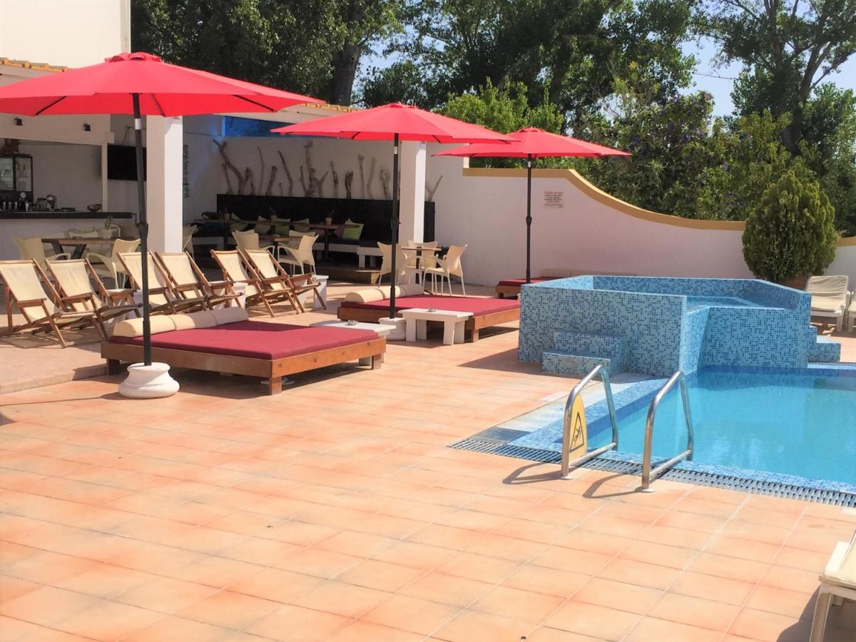 Oasis Beach Club Kavos Bagian luar foto