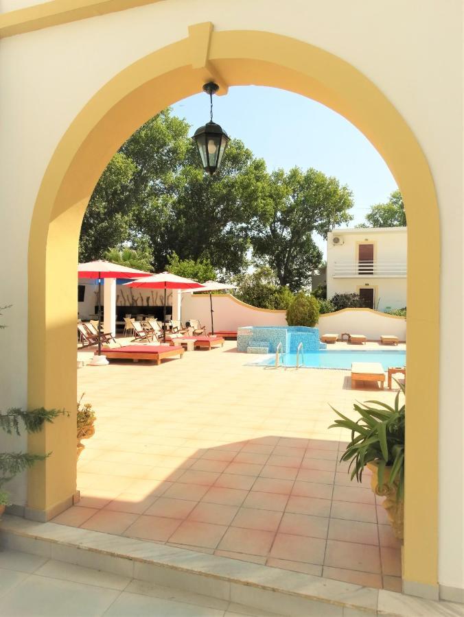 Oasis Beach Club Kavos Bagian luar foto
