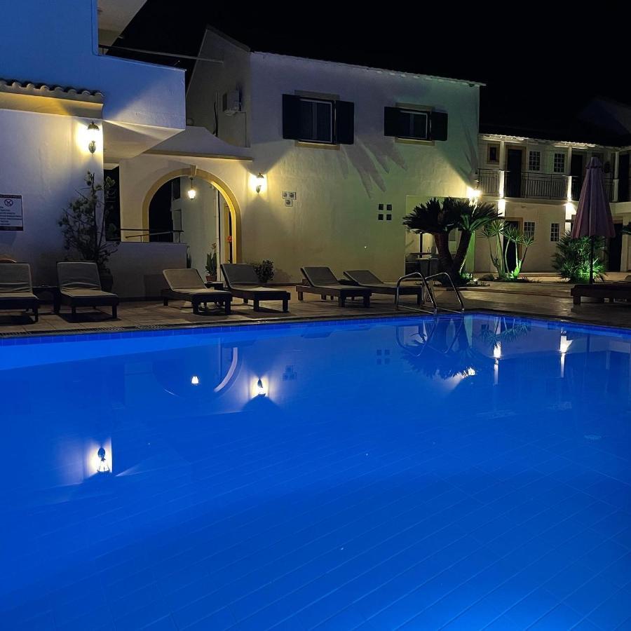Oasis Beach Club Kavos Bagian luar foto