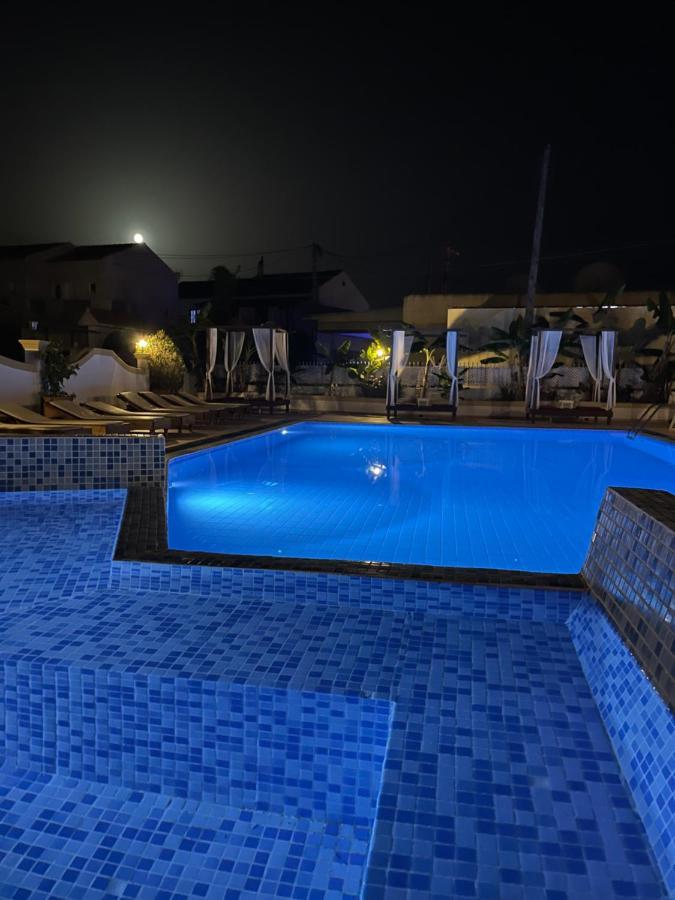 Oasis Beach Club Kavos Bagian luar foto